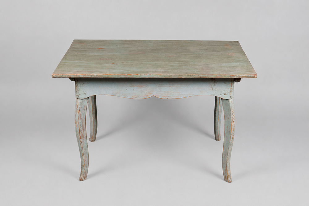 Gustavianischer Beistelltisch, blaugraue und grüne Originalfassung, um 1800.
