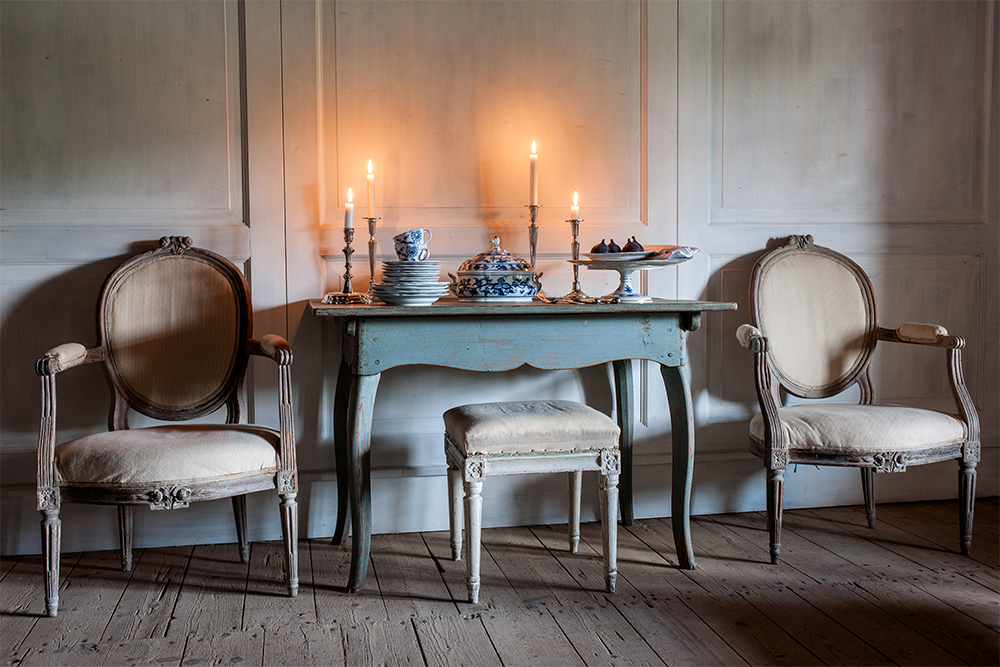 Kleiner Beistelltisch, blaugraue und grüne originale Fassmalerei, französische Louis-Seize-Sesselchen, gustavianisches Taburett (Hocker)