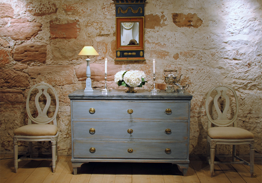 Schwedische gustaviansiche Kommde in hellblau, Platte mit Fantadiemarmor in blau, um1800.